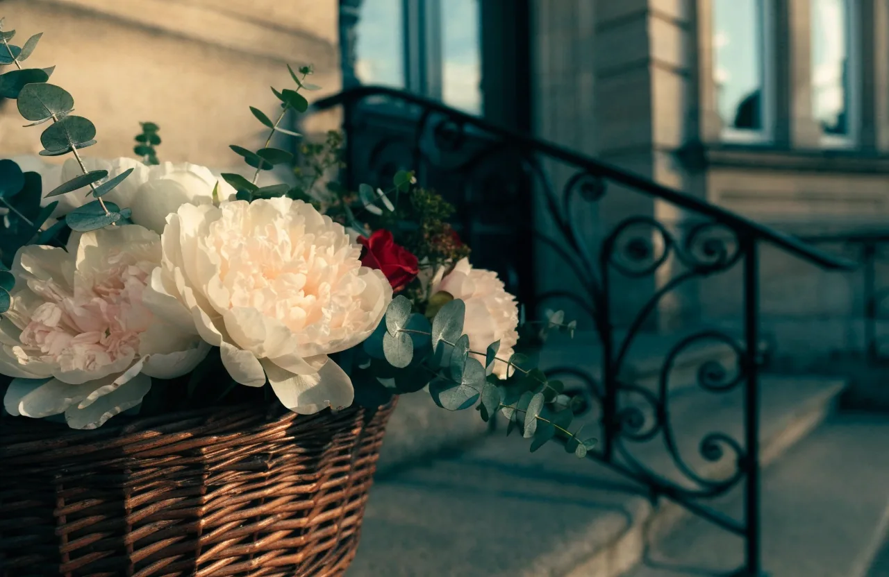 Bouquet livré devant une porte parisienne